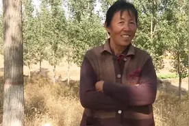 留守妇女在农村干零活，一年能挣多少钱？大娘说出来实情，你信吗视频封面