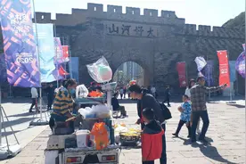 假期前两天，张家口安家沟景区大境门路段游客众多道路畅通图片