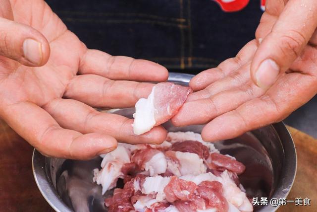 猪肉炖粉条详细做法，粉条不粘、猪肉软烂，北方人一天三顿吃不腻