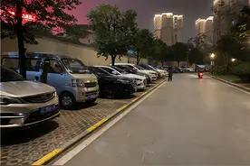 夜查！重庆铜梁广龙明珠、六顺花园等小区严重占用消防通道图片
