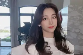 32岁美女主播晒照，蛮腰锥子脸不似孩子妈，手包不起眼却值万元图片