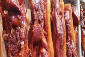 腌腊肉时，不能烟熏不要紧，多加一种料，腊肉咸香入味，久放不坏图片