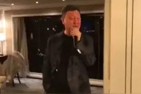 52岁韩磊酒后激情演唱，身材高壮歌声激昂，曾拖欠245万被告图片