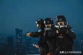 洛阳：各考点有两民警全程押运高考试卷，为高考开绿色通道图片