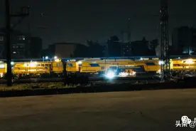 夜幕下的“逆行铁军”图片