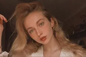 美貌惊艳众人！俄罗斯19岁羽球美少女神似芭比娃娃图片