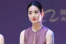 杨采钰不愧是富商的老婆，穿镂空连衣裙气质优雅，美得无处安放图片