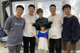 谢楠晒儿子与德云弟子合影，6岁吴所谓身高瞩目，脸型嘴巴似吴京图片