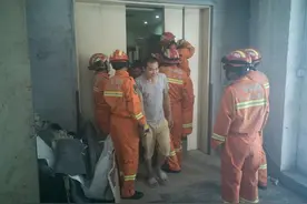 家具厂电梯故障导致员工被困两小时，电梯维修工却迟迟未到图片