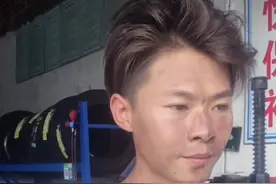 外卖小哥在路上偶遇许华升，看到许华升手上拿的烟，粉丝愣住了图片