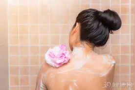 为什么洗澡时女生喜欢“站着小便”？说实话，有2个健康问题图片