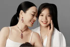 钟丽缇母女三人拍写真，俩女儿越长越像双胞胎，没浪费妈妈的美貌图片