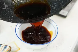 炒糖色，用油炒还是用水炒？教你认识糖色的4个阶段，红亮不发苦图片