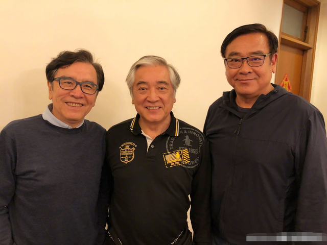 尔冬升三兄弟罕同框,长相如复制粘贴,为秦沛儿子庆生齐送大红包