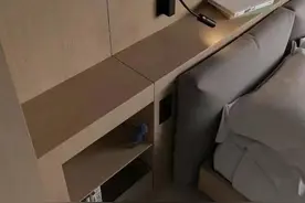 床头柜已不再需要，花点心思做好床头板，加倍收纳还能提升安全感图片