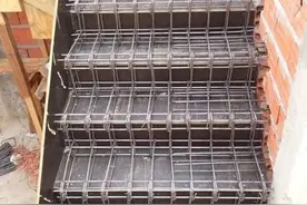 现浇的楼梯厚重又占面积，不如墙上嵌块折叠钢板，上下楼看着高级图片
