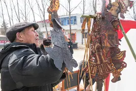 不搭台不化妆，两根竹竿挑块幕，四个老汉一台戏，唱腔独特听不懂图片
