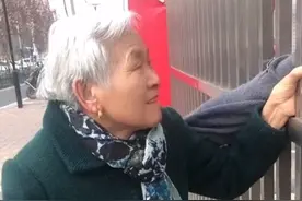 河南一奶奶隔栅栏看望上学孙女泪流不止，孩子妈：一周来两趟也哭图片