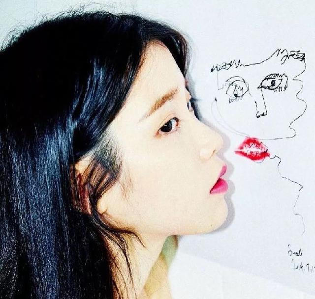 最看重雪莉的明星!雪莉去世9天IU足不出户,深夜亲吻雪莉遗物