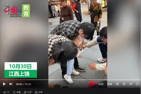 女孩被食物卡住父亲却手足无措，学会这个方法，关键时刻能救命图片