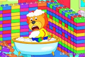 小狮子和姐姐用积木玩具组装小房子图片