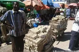 津巴布韦，一千亿仅仅等价于一美元，通货膨胀让钱买不到任何东西图片