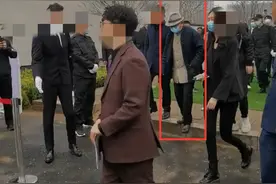 老戏骨王刚现身商演，数名助理跟随太气派，72岁还要赚钱养儿子图片