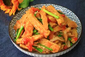腐竹怎么做才好吃？教你特色做法，香味浓郁又营养，下饭比肉还香图片