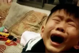 家庭作业被奶奶给“炸了”孩子哭着吃三碗饭，奶奶：不吃就飞了图片