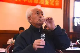 品鉴酱香白酒是门大学问，记住观色、闻香、品味、鉴格准没错图片