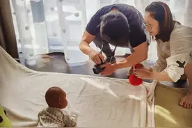 郑恺夫妻给娃拍艺术照，一人负责逗，一人负责拍，网友：这才对嘛图片