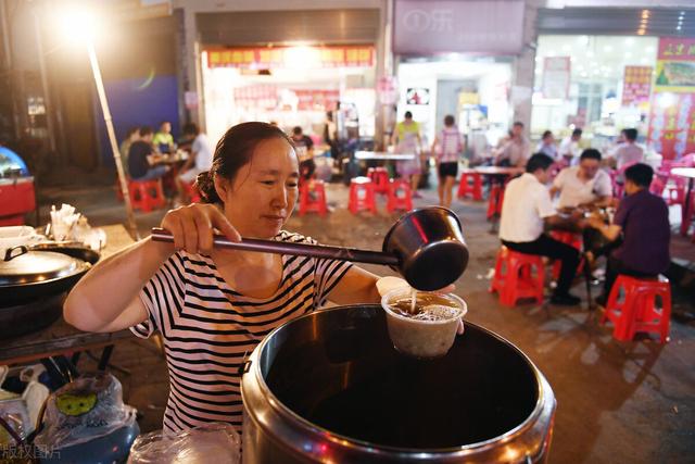 中年男人开正宗烧烤店,利用“一次抽奖”,月赚16万,这策略绝了