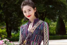 景甜在国外挺放得开，把透视裙当外套穿，虽然看着时尚却有点过头图片