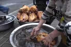 大叔路边卖“炭烤羊头”，30元一个，半天卖不出，尝过的人却说值图片