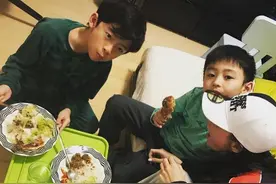 张柏芝一家四口被偶遇，小儿子首次露正脸，模样和二哥谢振南相似图片