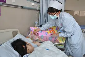 “怕疼新生儿”火了！没剪脐带就要“翻墙”开溜，医生：发育不错图片