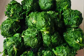 入冬后，遇到这菜我准买30斤，焯水放冰箱冻起来，包饺子吃最香图片