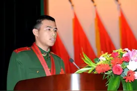 5.12汶川地震救灾英雄：那个“跪地哭喊再救一个”的19岁消防战士图片