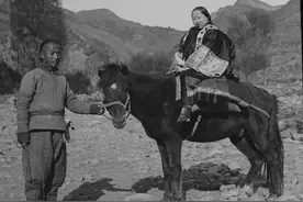 晚清老照片：地主坐炕头数钱数到手抽筋，八旗子弟迎娶法国女子图片