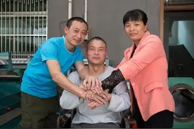 女子带瘫痪前夫改嫁的16年：三人一起生活，现任丈夫称前夫大哥图片