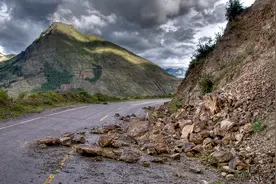 杭瑞高速毕都段山体滑坡，前往水城经开区收费站的车辆需绕行图片