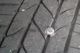 内行人都知道轮胎被扎了，是换胎还是修补，自己会操作才最可靠图片