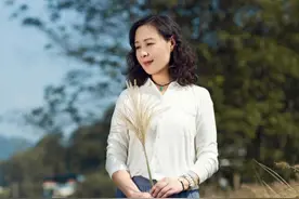 中年女士户外人像如何拍？7个思路可参考，拍照简约、大气也漂亮图片