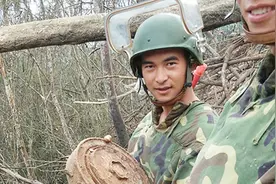 战士排雷遇爆炸失去双手双眼 90秒看悲剧发生后的他和那片雷区视频封面