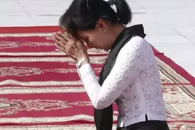 今天，全缅民众都在哀悼这些革命先烈，有的老人红了眼眶图片