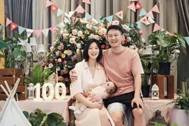 女排美女队长更新近况，怀抱孩子与丈夫深情拥吻，身材已恢复如初图片