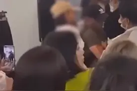 浙江一男子陪小三逛街被逮，妻子崩溃大声质问：我这2年怎么过的图片