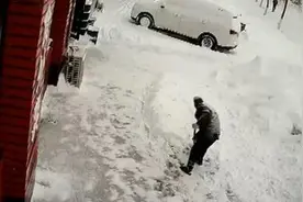 暴雪过后 拾荒老人主动为餐馆清雪 背后原因让人感动图片