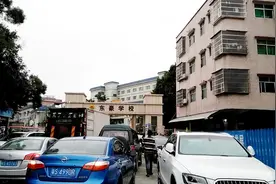 实拍东莞东豪学校，放学时校门口拥堵严重，学生从车边行走很危险视频封面