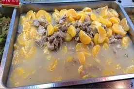 大学食堂又出新菜了，赶紧来排队，网友：这是视觉和味觉的冲击图片